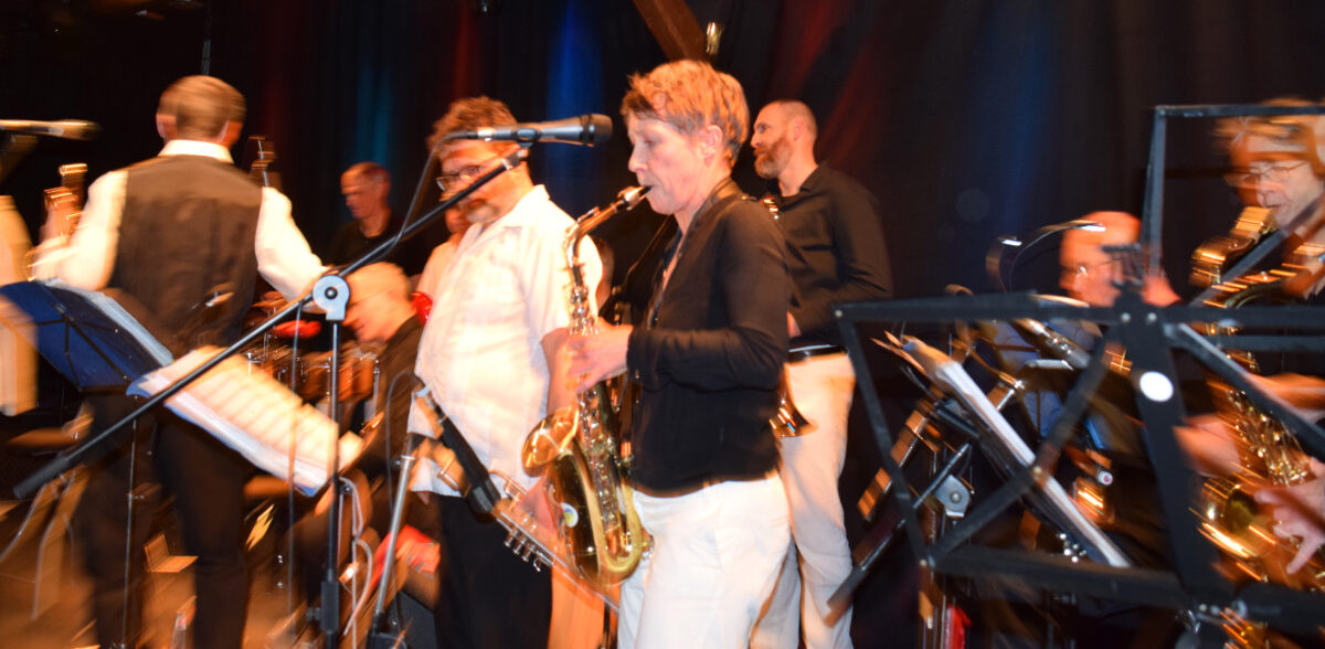 Marion spielt Saxophone